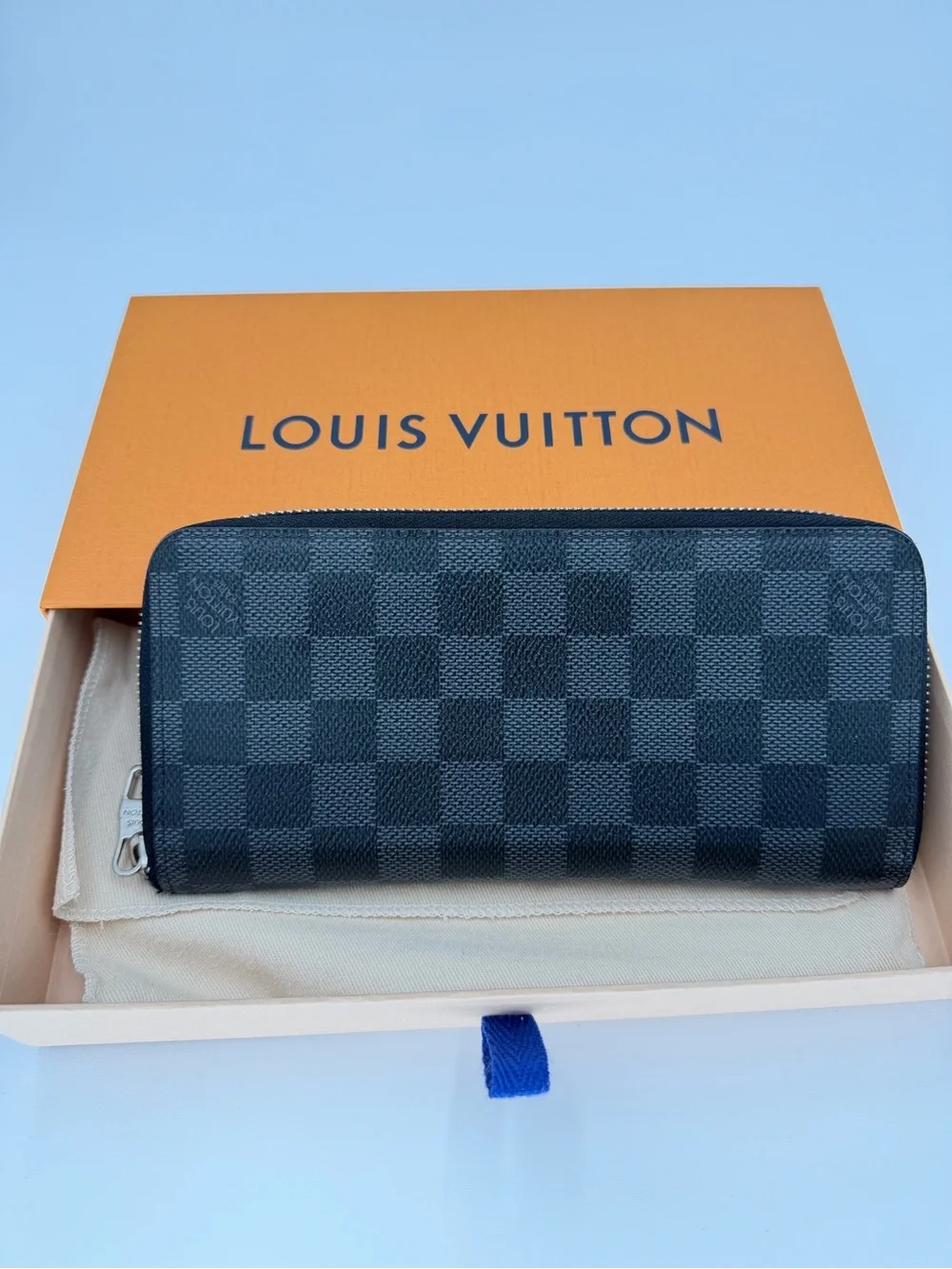 Unisex Louis Vuitton Damier Graphite Zip-Around Wallet in Excellent Condition!🩶 - Picture 1 of 16